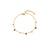 Bracelet doré fin pour femme, orné de petites pampilles noires brillantes. Modèle Noir Minuit signé Alberto Bijoux, un bijou chic et mystérieux au charme discret.