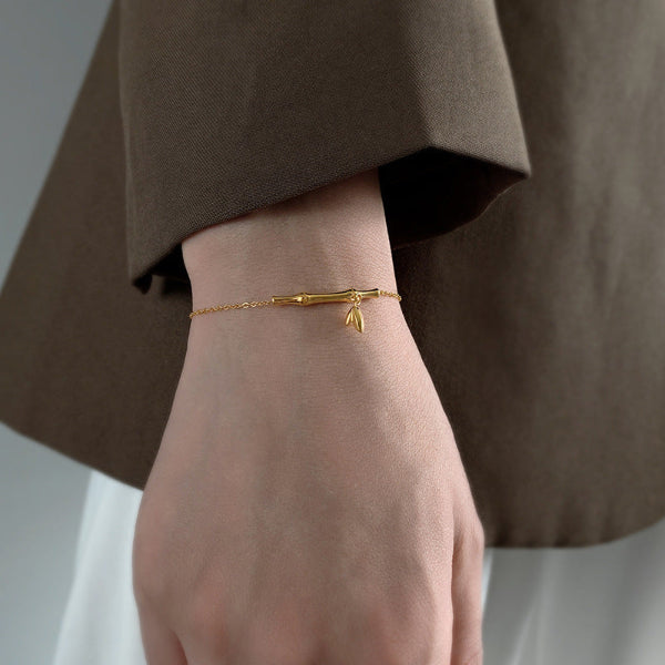 Bracelet fin doré pour femme avec motif feuille, au style délicat, romantique et naturel – Alberto Bijoux