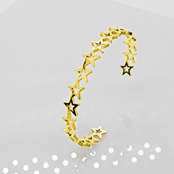 Bangle ouvert doré pour femme avec étoiles décoratives, au style céleste, tendance et féérique – Alberto Bijoux
