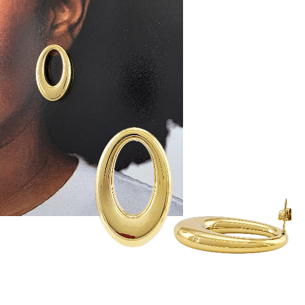 Ces boucles d’oreilles dorées en acier inoxydable séduisent par leur forme ovale moderne de 37 x 23 mm. Élégantes et audacieuses, elles apportent une touche raffinée à toutes vos tenues, du quotidien aux soirées les plus habillées. Confortables et résistantes, elles sont conçues pour durer et conserver leur éclat. Avec Alberto Bijoux, profitez de 20 ans d’expertise en joaillerie et de bijoux qui inspirent confiance et authenticité.Disponible uniquement en ligne chez Alberto Bijoux.
