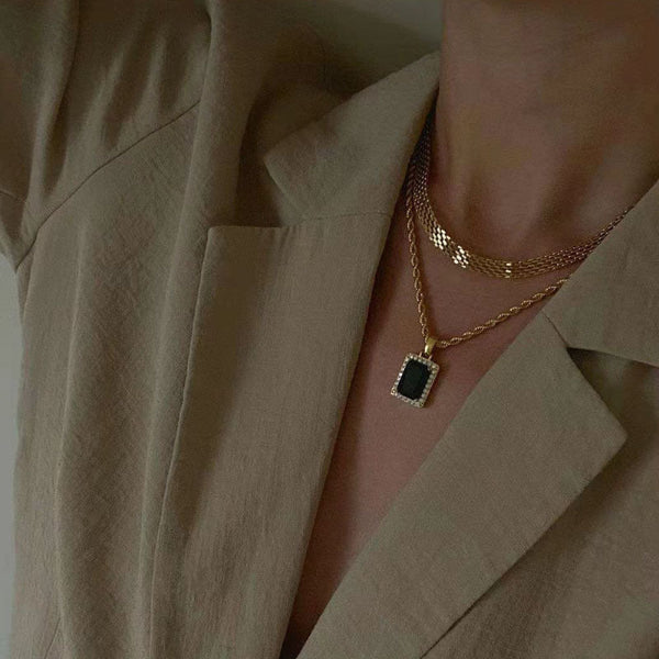 Chaîne dorée avec maille cobra tressée, au look brillant et structuré, présentée sur fond blanc