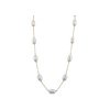 Collier chaîne dorée avec perles ovales nacrées espacées, fond blanc