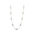Collier chaîne dorée avec perles ovales nacrées espacées, fond blanc