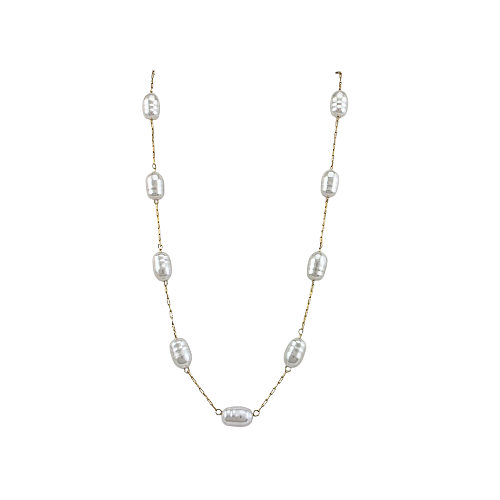 Collier chaîne dorée avec perles ovales nacrées espacées, fond blanc