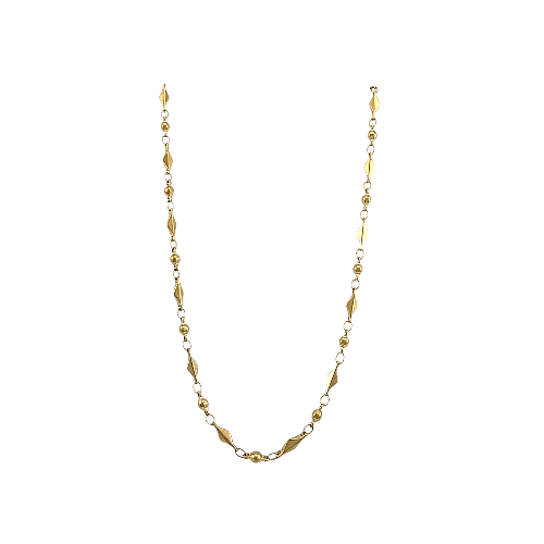 Collier doré avec maillons sculptés et perles métalliques, sur fond blanc