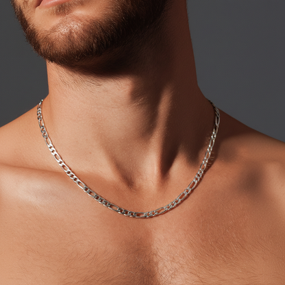 Chaîne Figaro en argent sterling 925 de 3mm avec maillons alternés polis sur fond blanc