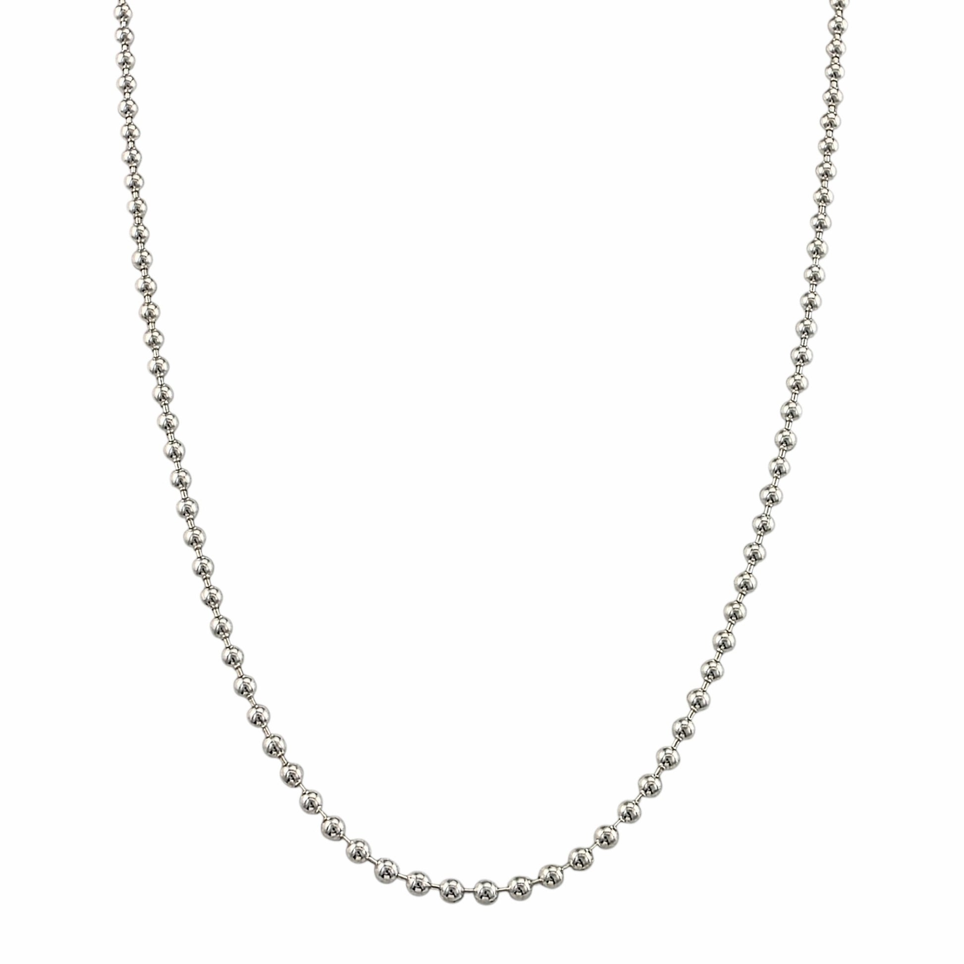 Chaîne billes en argent sterling 925 de 2.5mm avec sphères polies uniformes et brillantes sur fond blanc