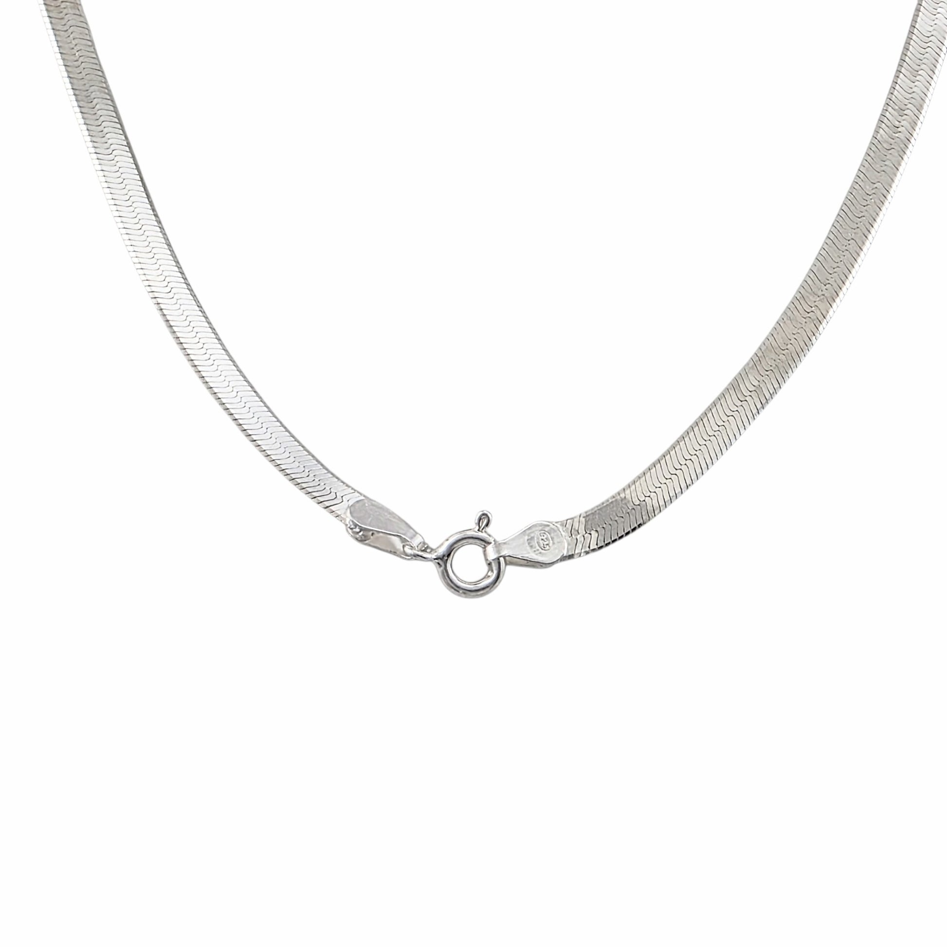 Chaîne herringbone maille plate magique en argent sterling 925 de 3.5mm avec surface miroir brillante et maillons en chevron sur fond blanc