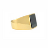 Bague dorée type chevalière avec pierre noire carréeVue côté d’une bague carrée noire en acier inoxydable doré