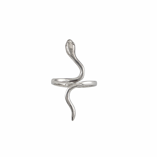 Bague serpent cobra en argent sterling poli, design sculptural avec tête dressée et corps enroulé, vue dramatique sur fond blanc