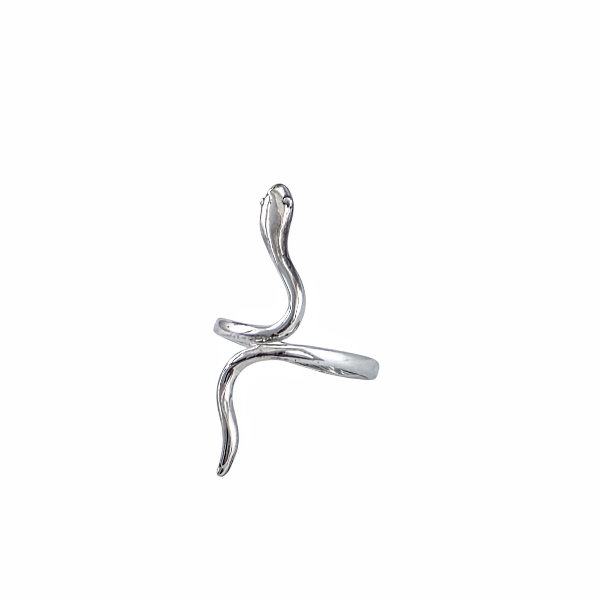 Bague serpent cobra en argent sterling poli, design sculptural avec tête dressée et corps enroulé, vue dramatique sur fond blanc