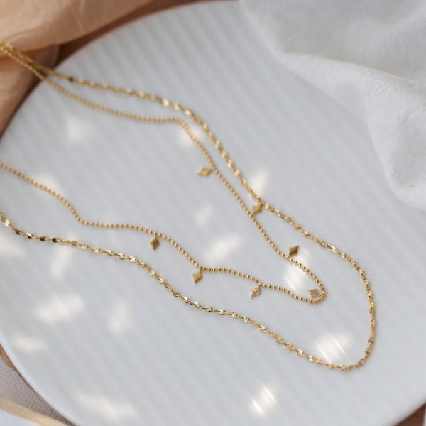 Collier “Double Charme” – Deux Rangs Dorés avec Petits Carrés - Alberto Bijoux