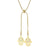 Collier doré avec deux pendentifs hamsa superposés, symbole protecteur, présenté sur fond blanc