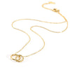 Collier doré avec deux anneaux entrelacés, symbole d’union et d’élégance, présenté sur fond blanc