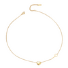Collier doré avec pendentif en forme de cœur et petite clé assortie, présenté sur fond blanc