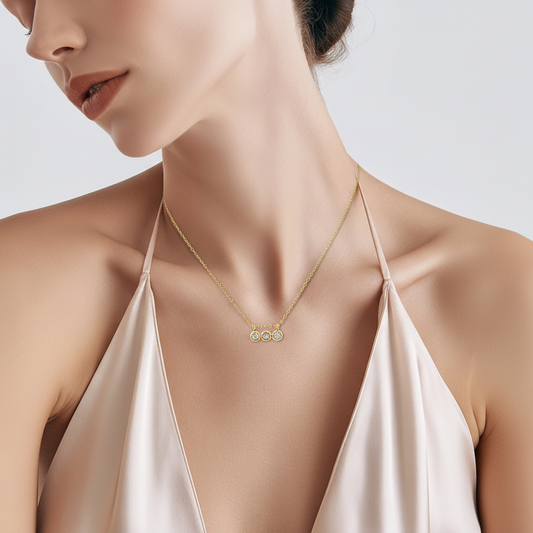 Collier “Trio d'Éclat” – Trois zirconias sur chaîne dorée - Alberto Bijoux