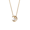 Collier doré avec pendentif en forme de lune et petite pierre brillante, présenté sur fond blanc