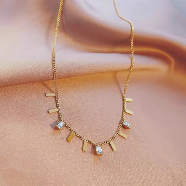 Collier “Rayna” – Chaîne Dorée & Pampilles Rectangle Zircon - Alberto Bijoux