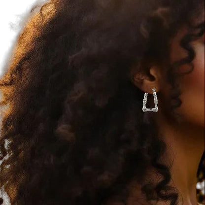 Créoles carrées effet bambou en acier inoxydable argent brillant.