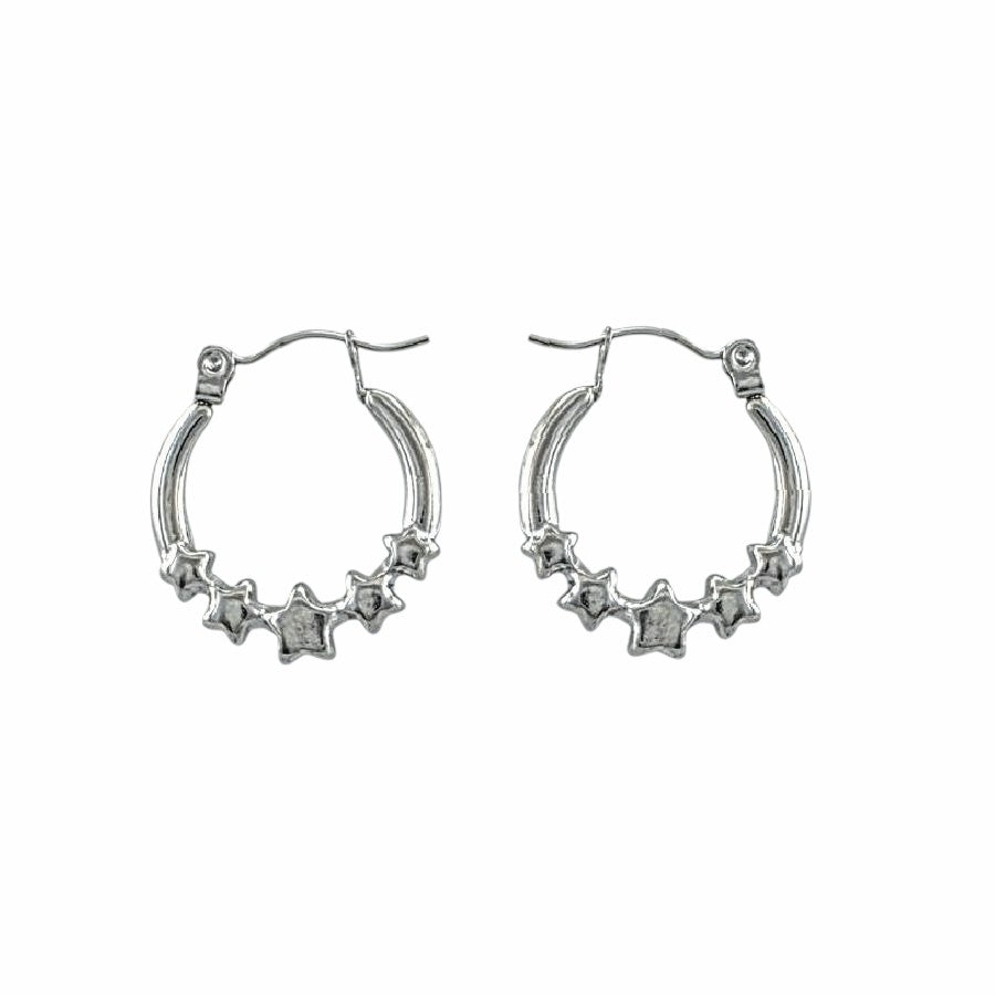 Créoles étoiles en acier inoxydable argent avec détails célestes sculptés.