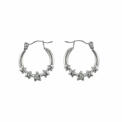 Créoles étoiles en acier inoxydable argent avec détails célestes sculptés.