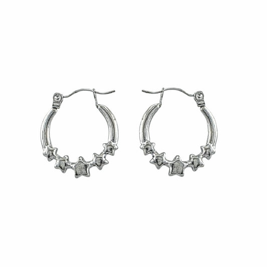 Créoles étoiles en acier inoxydable argent avec détails célestes sculptés.