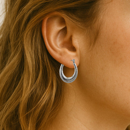 Créoles bombées argent en acier inoxydable avec finition brillante moderne.