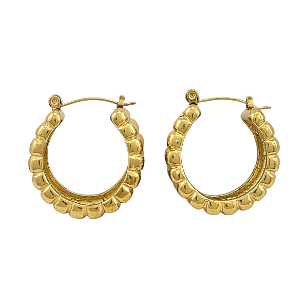 Boucles d'oreilles créoles dorées chunky 27x25mm avec design côtelé épais 12mm de largeur et texture sculptée sur fond blanc
