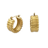 Boucles d'oreilles créoles dorées chunky 27x25mm avec design côtelé épais 12mm de largeur et texture sculptée sur fond blanc