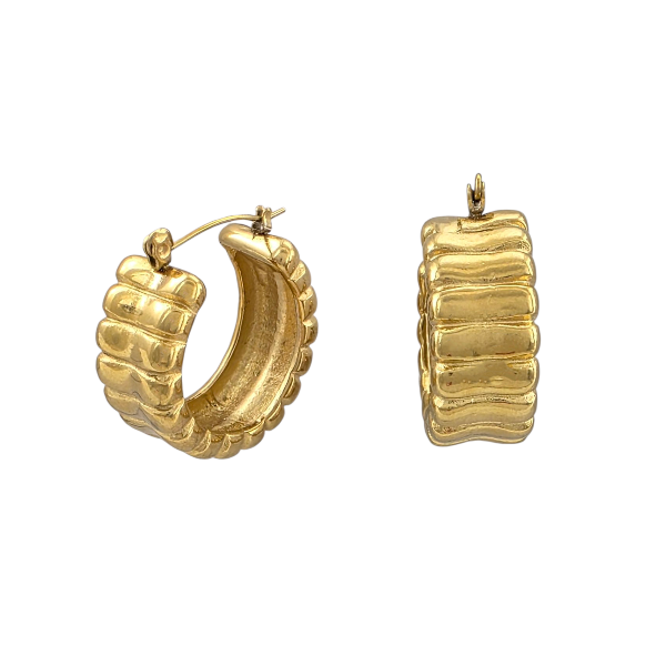 Boucles d'oreilles créoles dorées chunky 27x25mm avec design côtelé épais 12mm de largeur et texture sculptée sur fond blanc