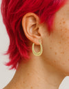 Boucles d’oreilles dorées en forme de goutte lisse en acier inoxydable. ALberto bijoux bijouterie Montréal 