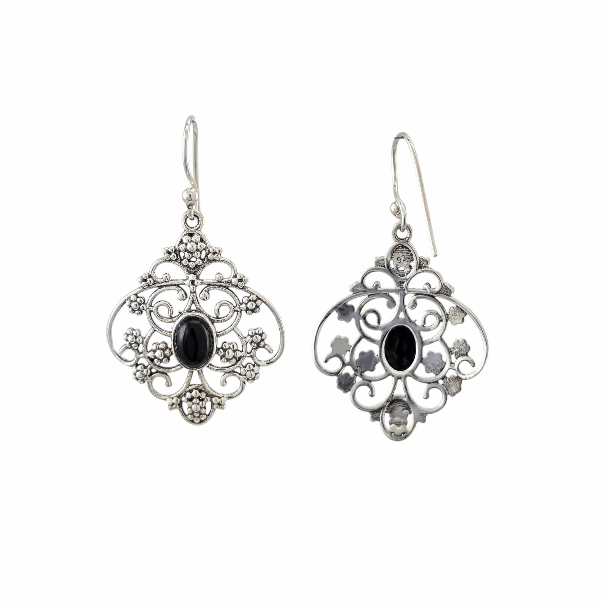 Grandes boucles d'oreilles pendantes filigrane ajouré losange en argent sterling 925 oxydé avec onyx noir naturel cabochon ovale au centre, volutes et granules ciselés, 30x24mm, fond blanc