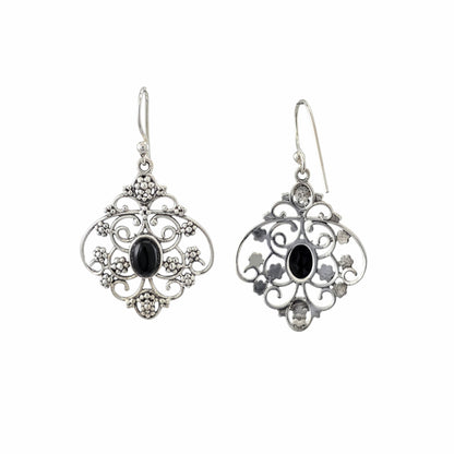 Grandes boucles d'oreilles pendantes filigrane ajouré losange en argent sterling 925 oxydé avec onyx noir naturel cabochon ovale au centre, volutes et granules ciselés, 30x24mm, fond blanc