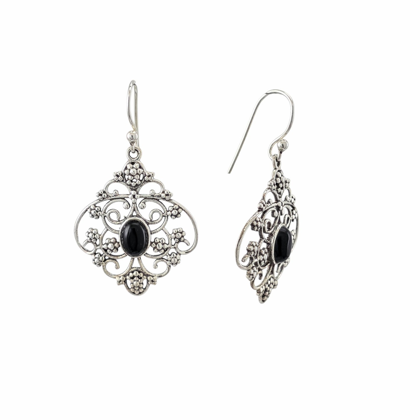 Grandes boucles d'oreilles pendantes filigrane ajouré losange en argent sterling 925 oxydé avec onyx noir naturel cabochon ovale au centre, volutes et granules ciselés, 30x24mm, fond blanc