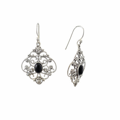 Grandes boucles d'oreilles pendantes filigrane ajouré losange en argent sterling 925 oxydé avec onyx noir naturel cabochon ovale au centre, volutes et granules ciselés, 30x24mm, fond blanc