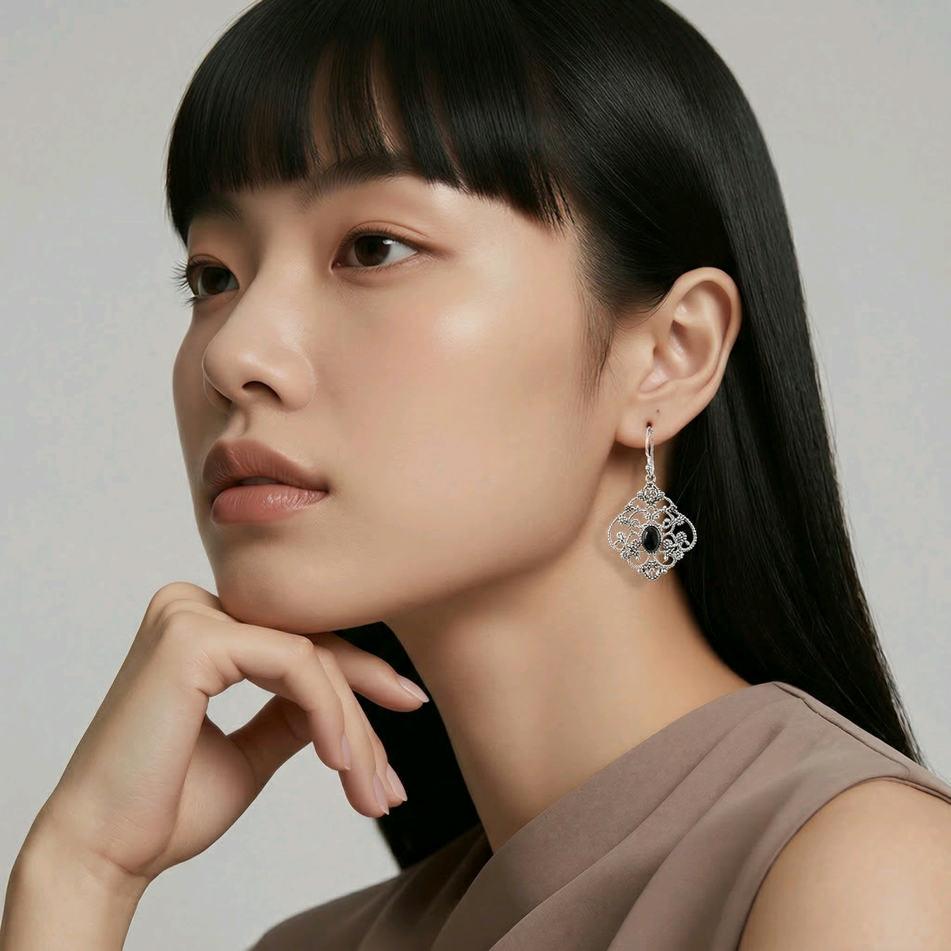 Grandes boucles d'oreilles pendantes filigrane ajouré losange en argent sterling 925 oxydé avec onyx noir naturel cabochon ovale au centre, volutes et granules ciselés, 30x24mm, fond blanc
