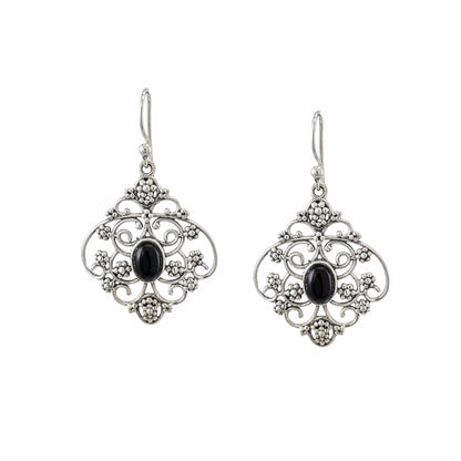 Grandes boucles d'oreilles pendantes filigrane ajouré losange en argent sterling 925 oxydé avec onyx noir naturel cabochon ovale au centre, volutes et granules ciselés, 30x24mm, fond blanc