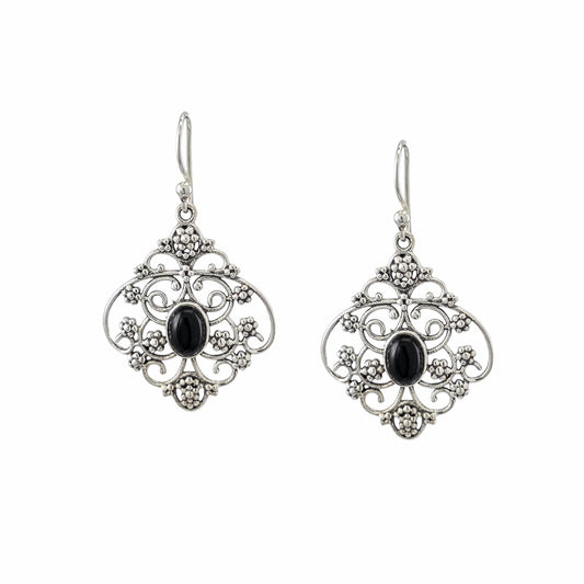 Grandes boucles d'oreilles pendantes filigrane ajouré losange en argent sterling 925 oxydé avec onyx noir naturel cabochon ovale au centre, volutes et granules ciselés, 30x24mm, fond blanc