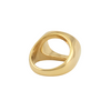 Bague dorée carrée bombée vue de dessus, fond clair