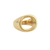 Bague dorée carrée bombée vue de dessus, fond clair