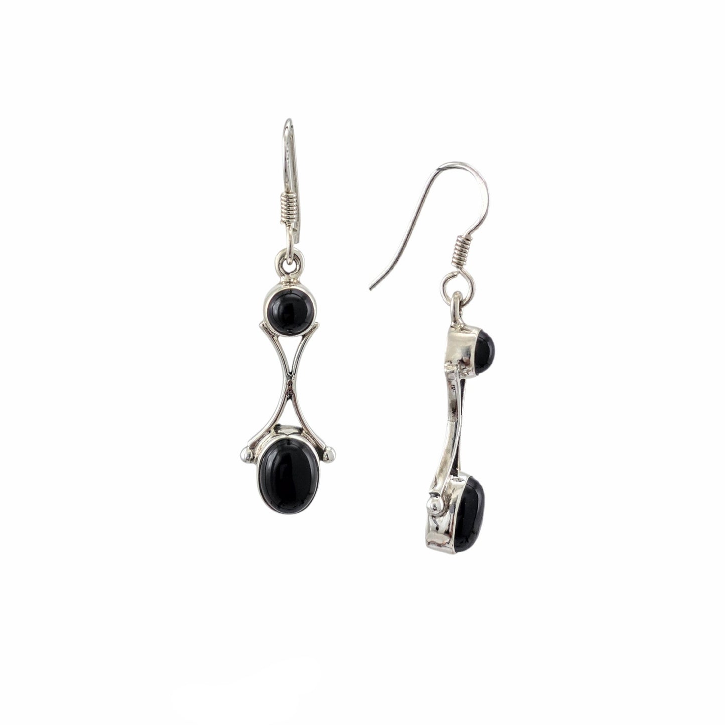 Boucles d'oreilles pendantes en argent sterling 925 poli avec double onyx noir naturel, pierre ronde 5.5mm en haut et ovale 9x7mm en bas, reliées par tige arquée, 25mm, fond blanc
