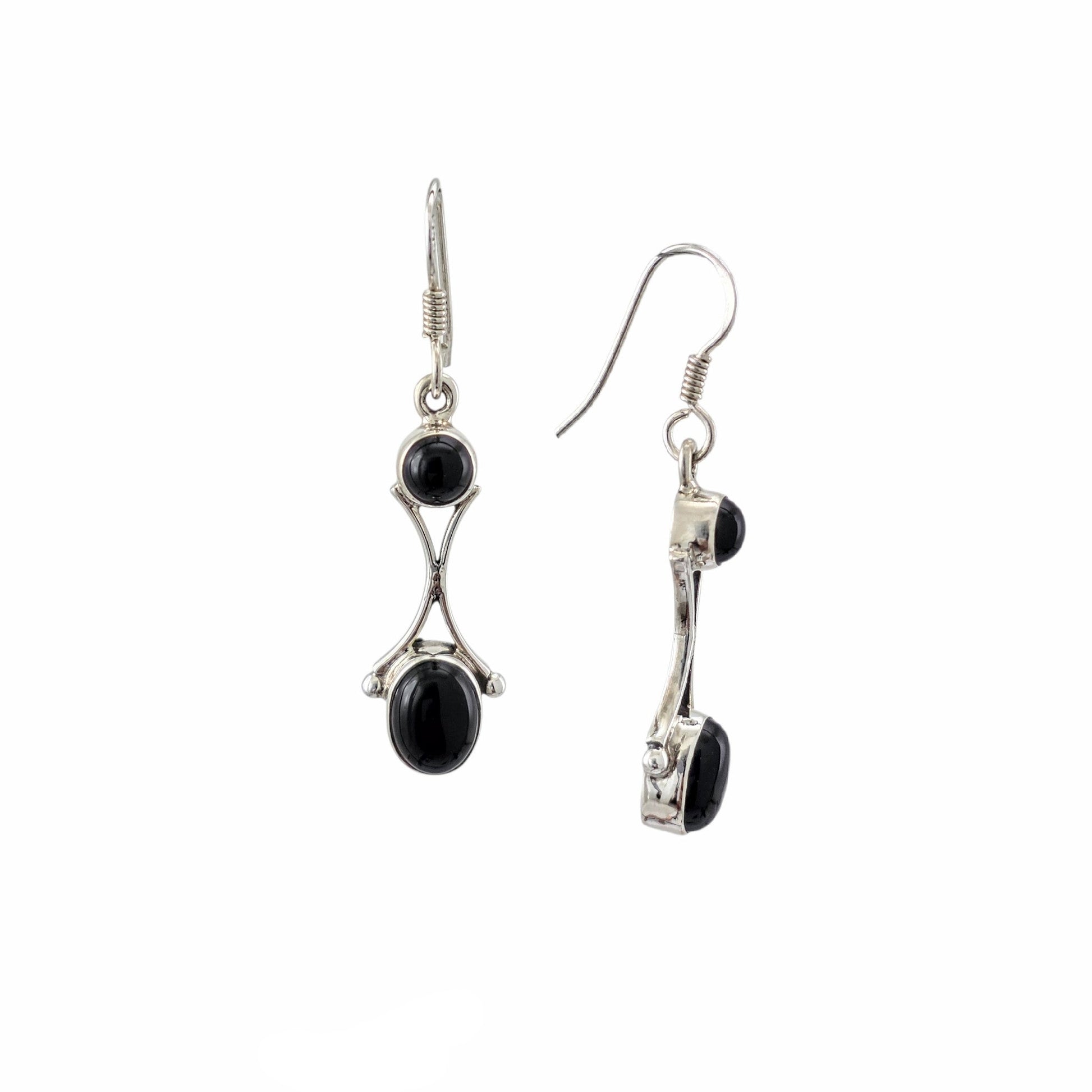 Boucles d'oreilles pendantes en argent sterling 925 poli avec double onyx noir naturel, pierre ronde 5.5mm en haut et ovale 9x7mm en bas, reliées par tige arquée, 25mm, fond blanc