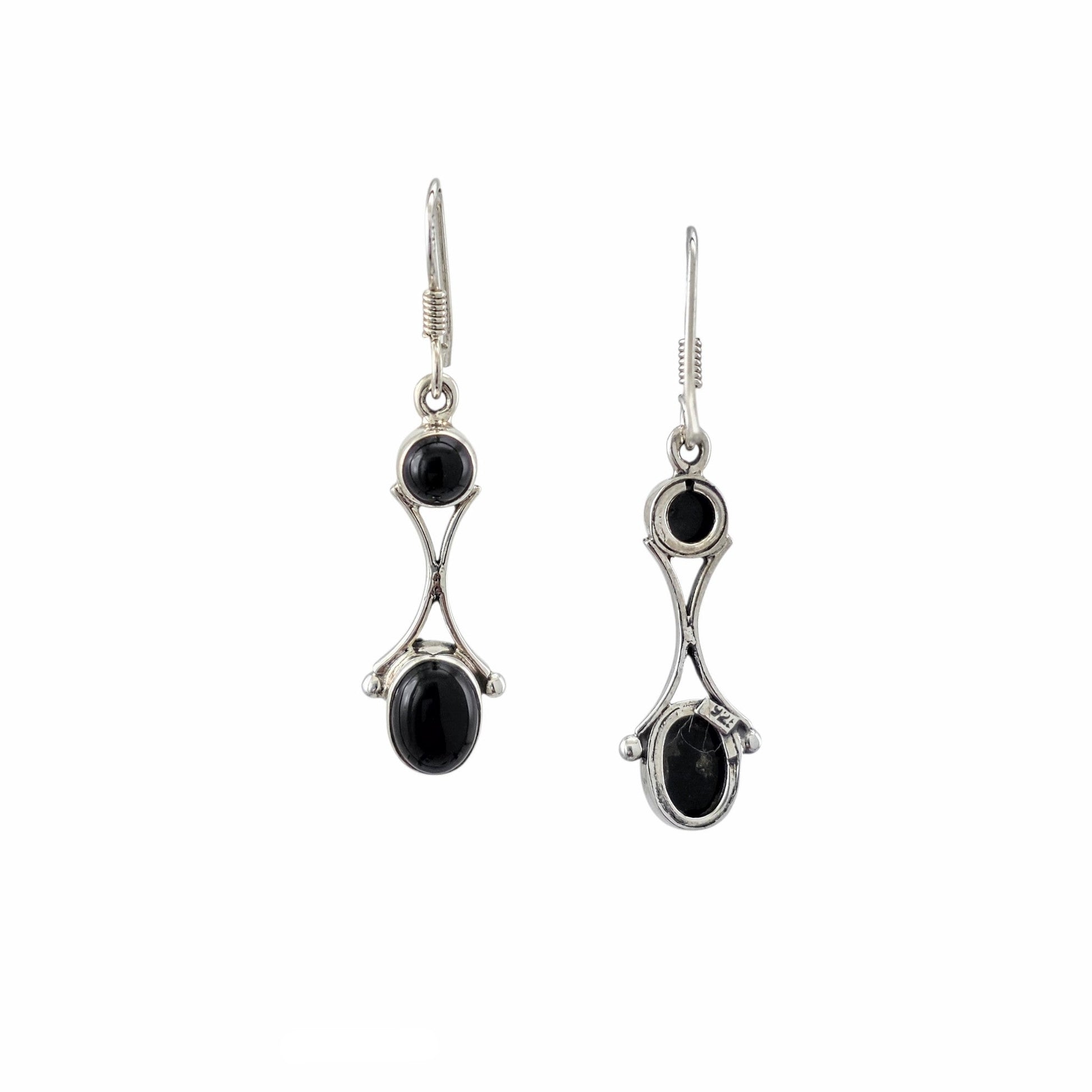 Boucles d'oreilles pendantes en argent sterling 925 poli avec double onyx noir naturel, pierre ronde 5.5mm en haut et ovale 9x7mm en bas, reliées par tige arquée, 25mm, fond blanc