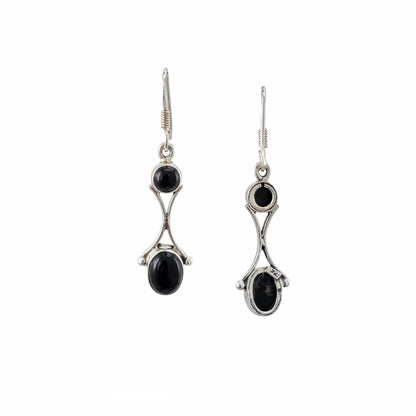 Boucles d'oreilles pendantes en argent sterling 925 poli avec double onyx noir naturel, pierre ronde 5.5mm en haut et ovale 9x7mm en bas, reliées par tige arquée, 25mm, fond blanc