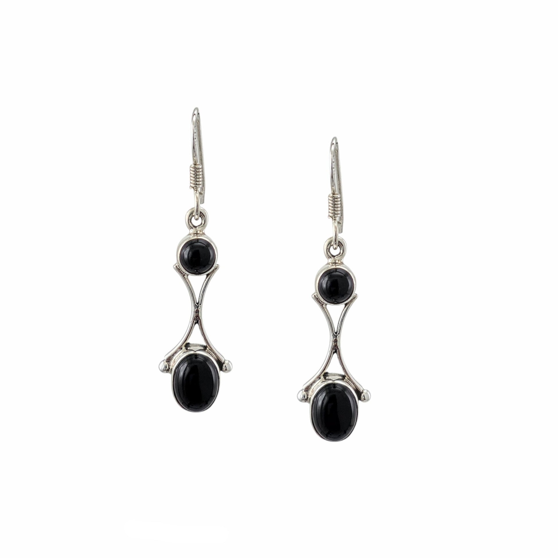 Boucles d'oreilles pendantes en argent sterling 925 poli avec double onyx noir naturel, pierre ronde 5.5mm en haut et ovale 9x7mm en bas, reliées par tige arquée, 25mm, fond blanc