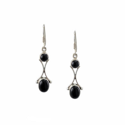 Boucles d'oreilles pendantes en argent sterling 925 poli avec double onyx noir naturel, pierre ronde 5.5mm en haut et ovale 9x7mm en bas, reliées par tige arquée, 25mm, fond blanc