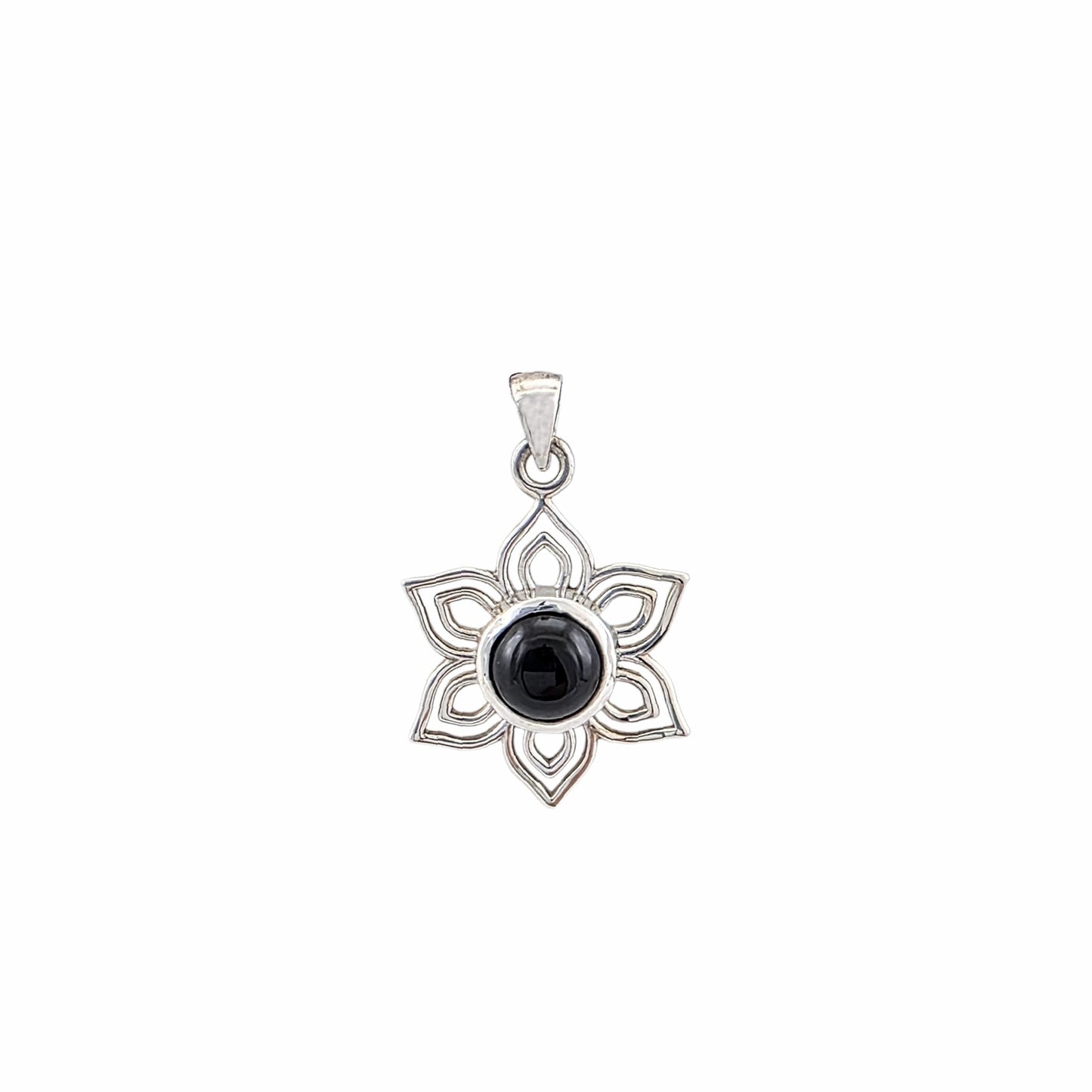 Pendentif fleur de lotus ajourée en argent sterling 925 poli avec onyx noir naturel serti en cabochon au centre, sept pétales pointus, 17mm, fond blanc