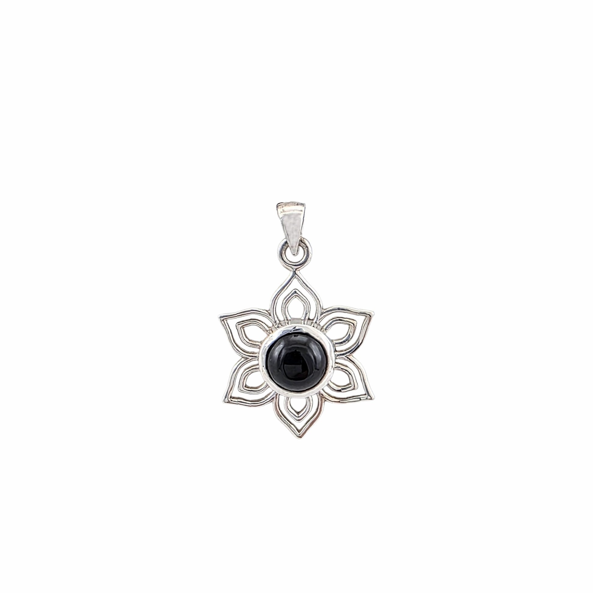 Pendentif fleur de lotus ajourée en argent sterling 925 poli avec onyx noir naturel serti en cabochon au centre, sept pétales pointus, 17mm, fond blanc