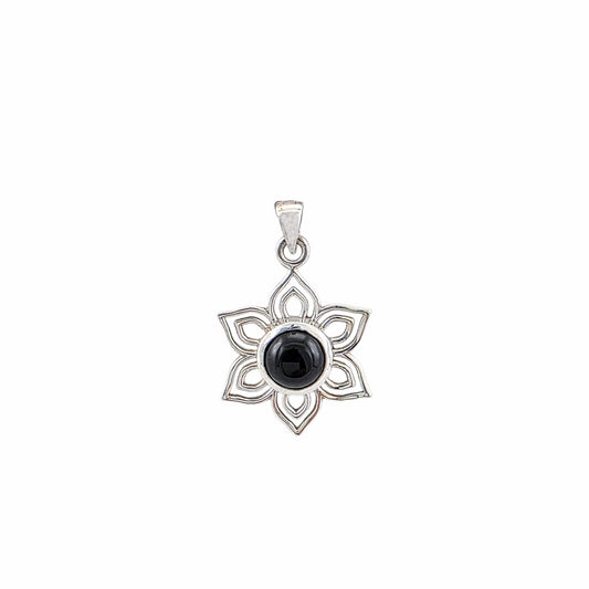 Pendentif fleur de lotus ajourée en argent sterling 925 poli avec onyx noir naturel serti en cabochon au centre, sept pétales pointus, 17mm, fond blanc