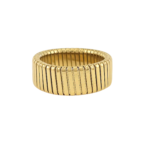 Bague dorée extensible à surface rainurée posée sur fond clair